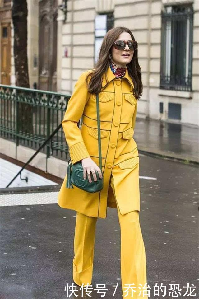 扔掉你的双肩包吧，太土！今年流行的是“香菜包”，时髦又高级！