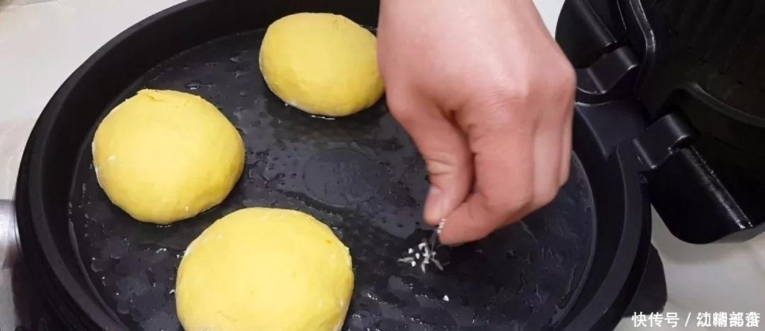 南瓜又出新吃法,不用油炸,比面包馒头做法简单,比南瓜饼还好吃