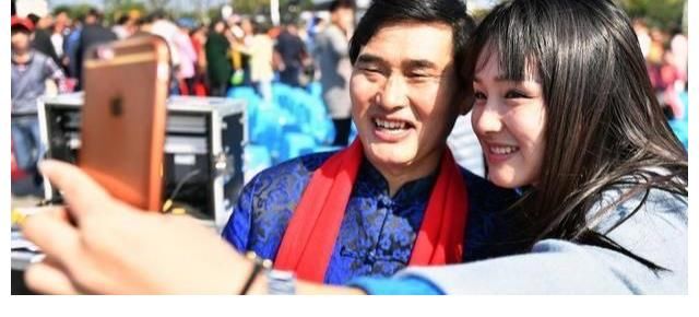 同样成名于《星光大道》，朱之文生活一地鸡毛，草帽姐却如鱼得水