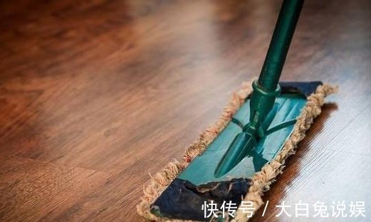 地面|邻居一星期拖一次地板，却比我家还干净，懊悔没早知道这妙招