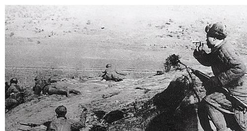 每个人扛着一根一丈多长的扫雷杆猛往前跑