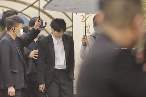 蔡徐坤黑西装亮相《奔跑吧》发布会 贵气十足的霸总坤帅气来袭！