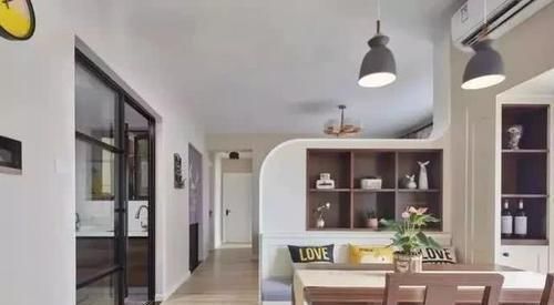 白色谷仓门|88㎡小蜗居!装出三室两厅的效果,衣帽间阳台真棒