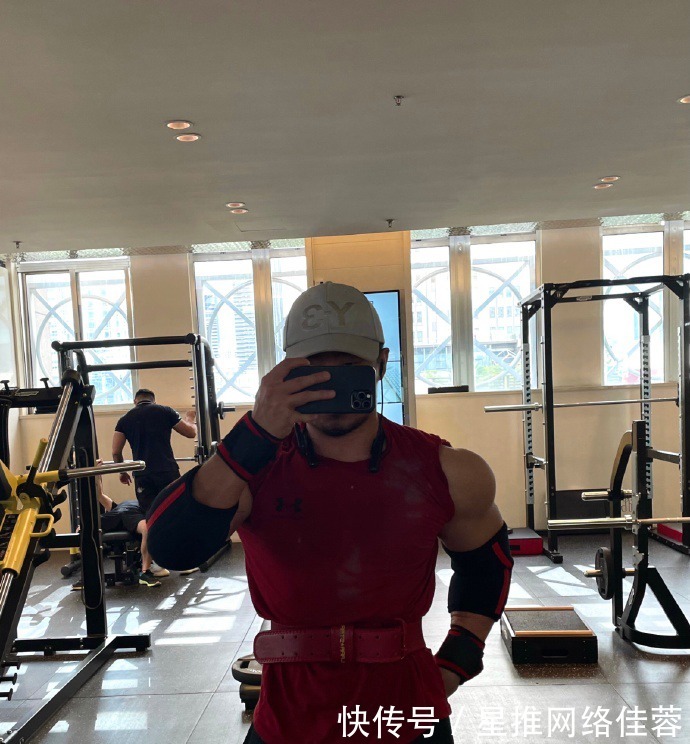 型男|肌肉型男有颜有料,麒麟臂健壮如大腿,胸肌练到青筋爆裂!