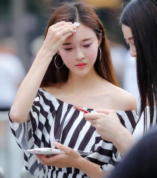 街拍:灰色露肩T恤+紧身牛仔裤,简单而又时尚