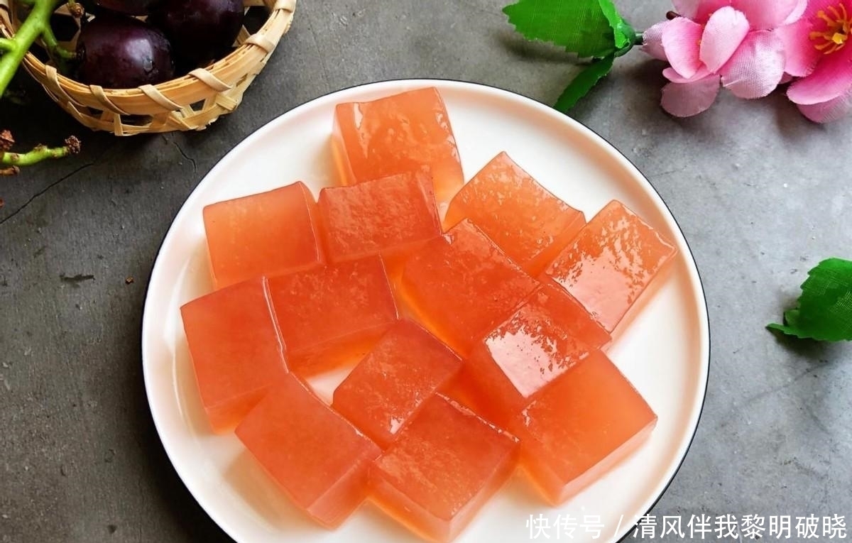 喜欢吃果冻不用花钱买，自己在家就能做，没有添加更健康