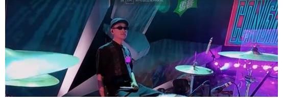 海皮威爾|舞臺(tái)又燃又炸，主唱滿場(chǎng)跑，這首《恭喜》我卻聽出無(wú)限傷感