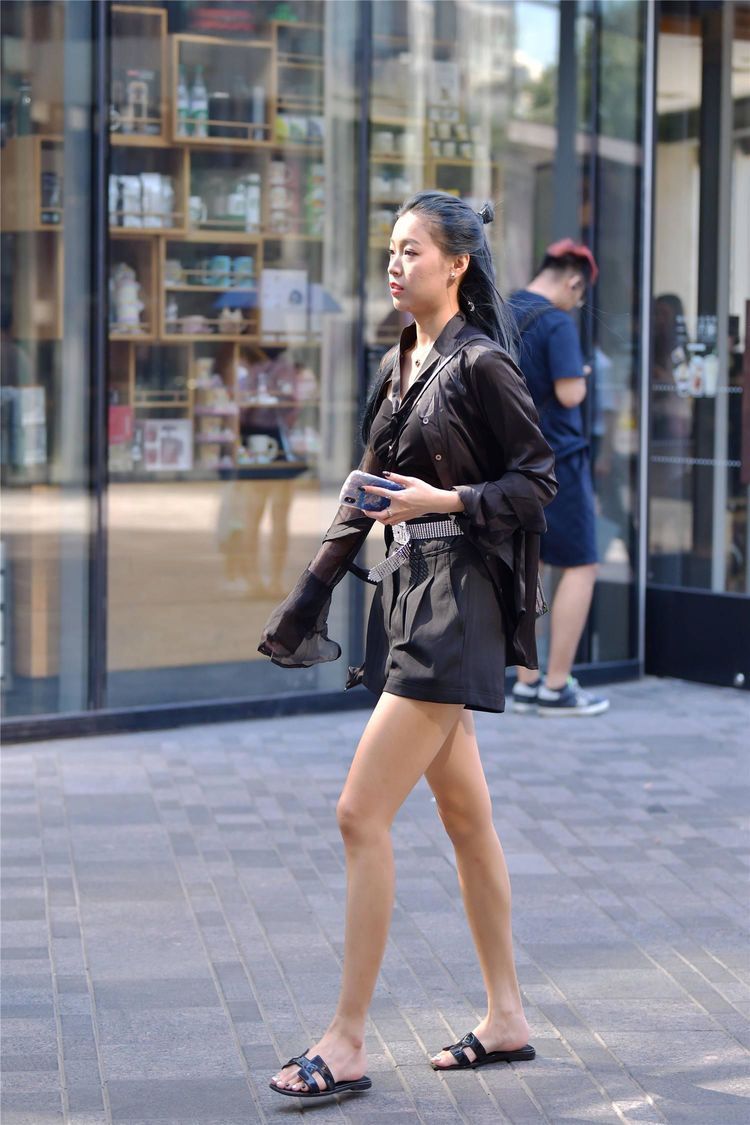 街拍:小姐姐内搭一件白色的背心,显得清爽又气质,十分的有魅力