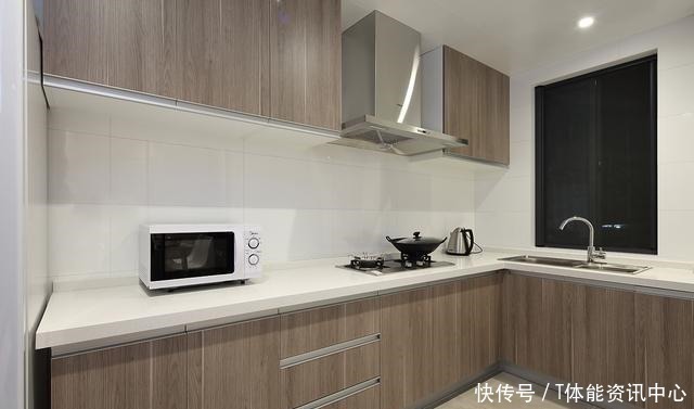 亲戚|我家客厅没有买茶几，而是放了两个小凳子，来参观的亲戚都夸漂亮！