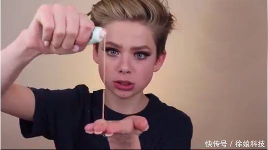 小男孩|5岁小男孩模仿老妈化妆,化完后的样子无法想象,叫人傻住