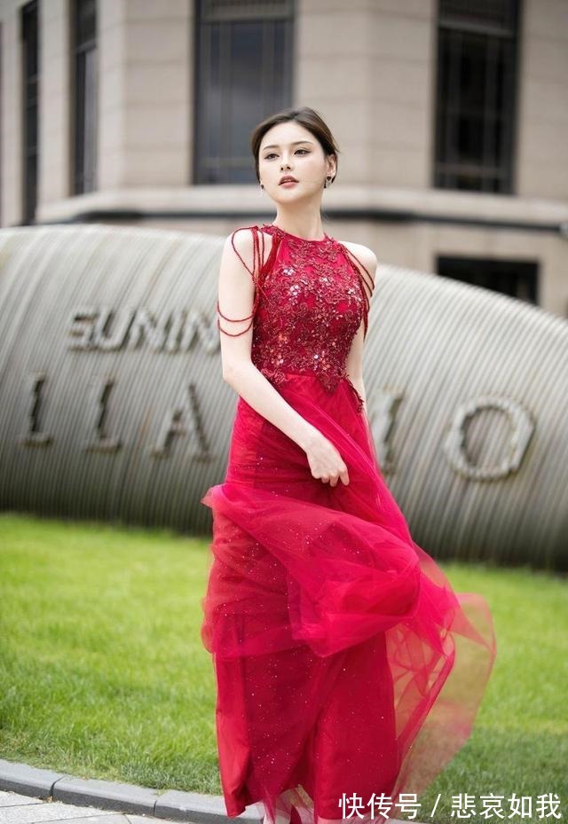 蕾丝 优雅的蕾丝提花与飘逸的蕾丝裙摆,搭配一双红色高跟鞋女神范十足!