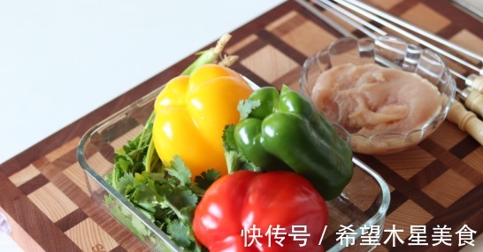 桌子|这道菜是一种网红吃法，色泽艳丽，上桌子上分分钟就没了！