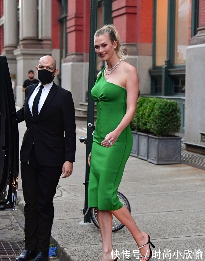 斜肩裙 新晋辣妈卡莉·克劳斯,1米85还要踩高跟鞋上街,穿斜肩裙曲线惊艳