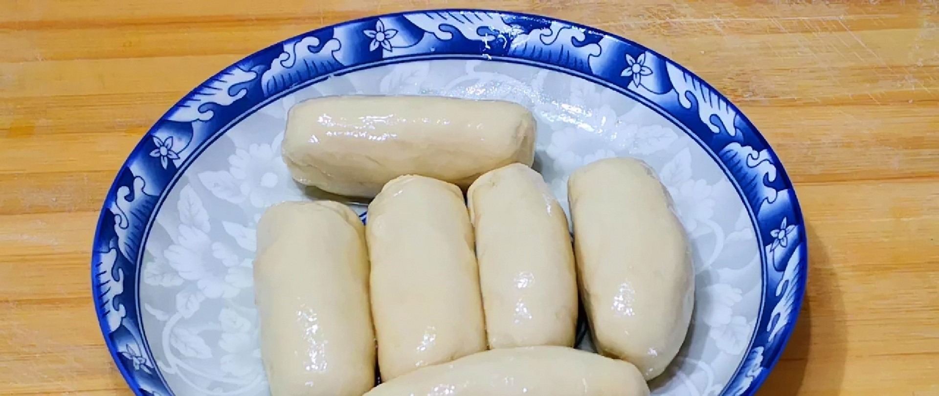 韭菜盒子用冷水还是热水和面？学会这方法，皮薄如纸，凉了也很软