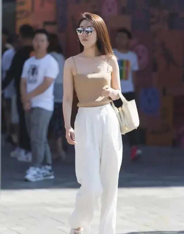 杏色吊带衫搭配白色休闲阔腿裤,感受到了青春美好