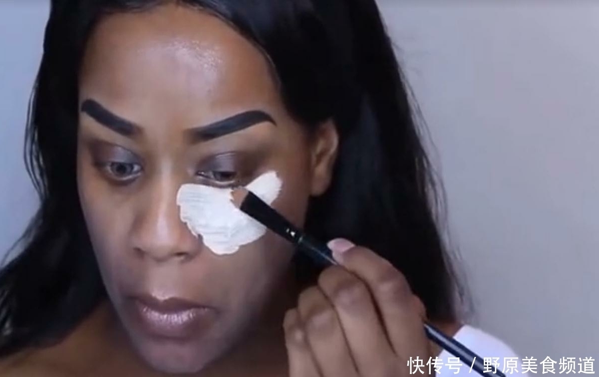 走红|“非洲妹”化妆走红,涂完几层底粉后,网友:不相信女人