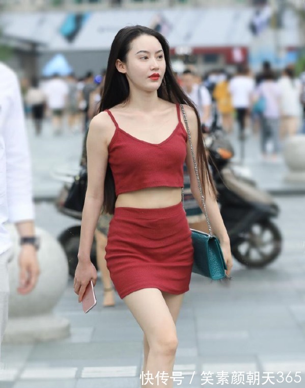 小姐姐|表姐好好的连衣裙非要在中间”截一道“,这样好看吗