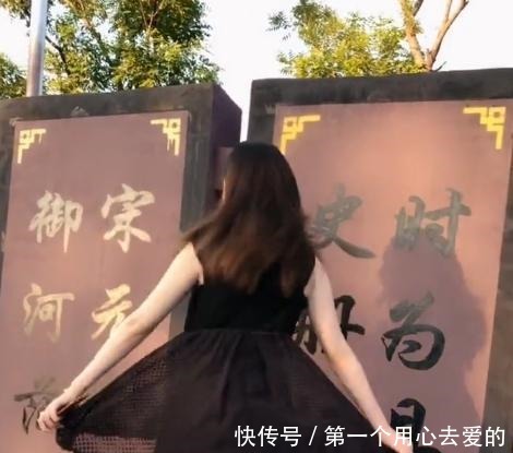 美女身穿黑色连衣裙和黑色高跟鞋,宛如黑天鹅!