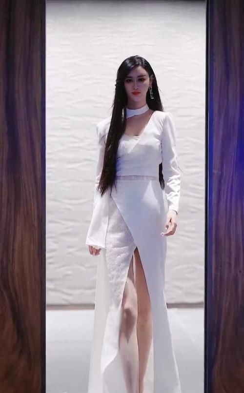 女人|仙仙的白色长裙，穿出了女人的干净一面，身材火辣又性感