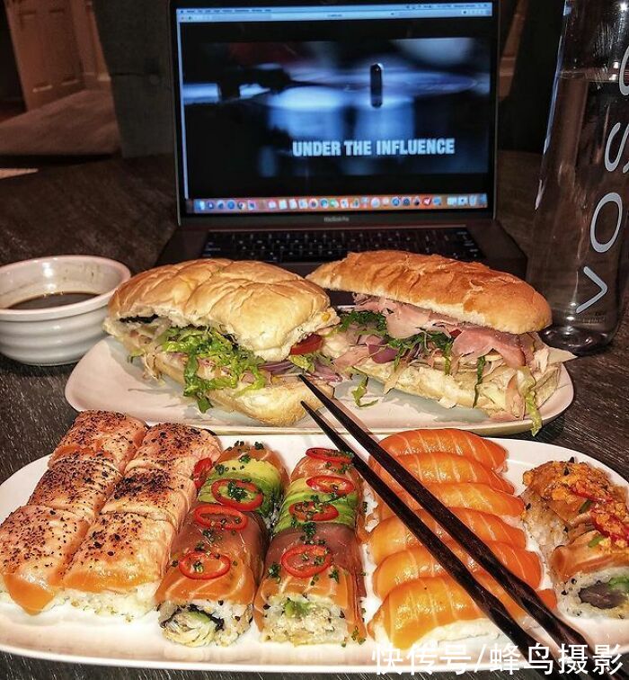 28个巨石强森的菜单，满满一桌子太能吃，还边吃边看电影太享受