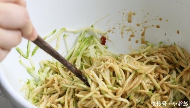 这瓜可以生吃,切成丝,拌一拌就能上桌,味道清新爽口又开胃