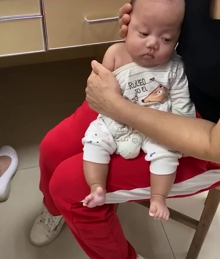 小脚丫|戏精上线！3个月萌娃打针秒变“表情包”，网友：小脚丫先紧张了