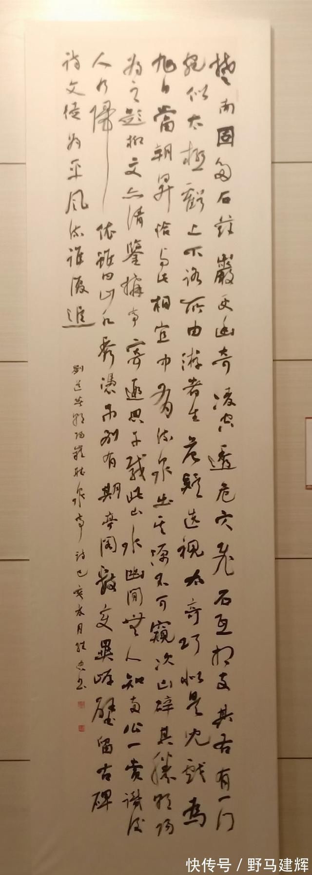 国展$“烧鸡体”看起来“丑丑”的,在国展中大受欢迎,他连入三届国展