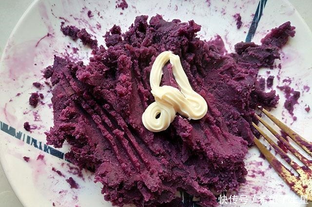 好吃|我家隔三差五吃它,卷好一蒸,10分钟出锅,无油香糯,简单好吃