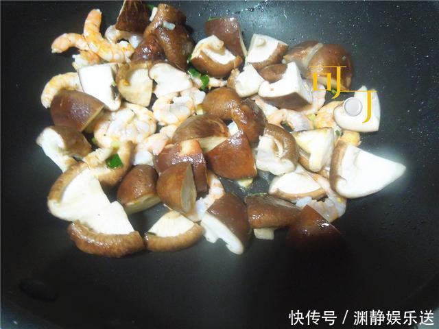  家庭|好吃易做的香菇炒虾仁，食材很简单，家庭餐桌方便实用，一学就会