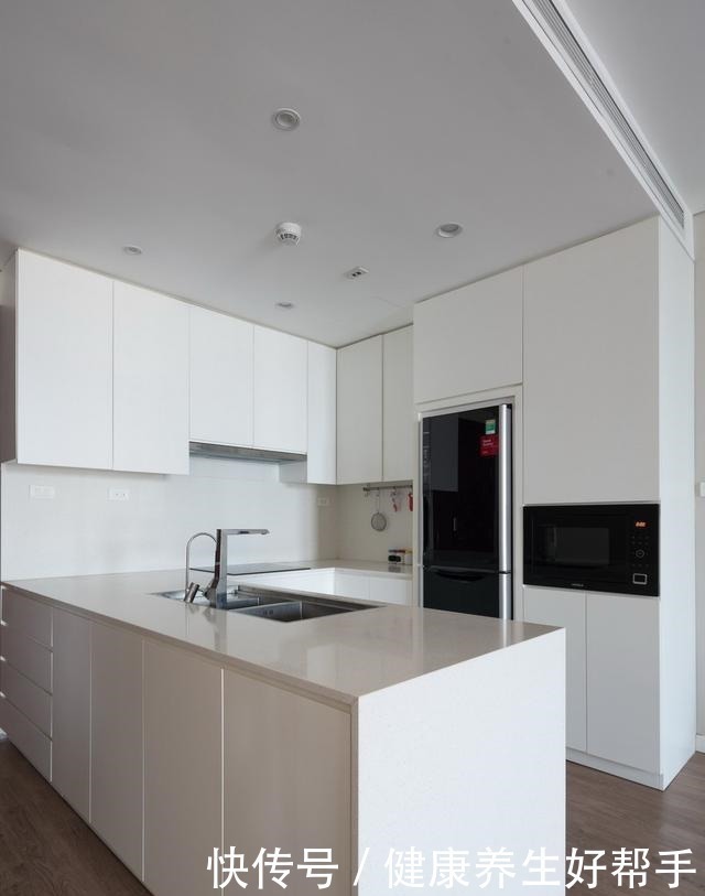 衣帽间|这是我见过的最小的衣帽间,推拉门隔出2㎡就搞定了,适用小户型!