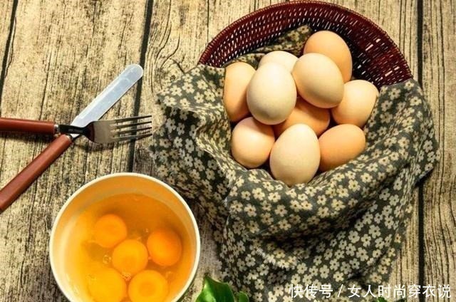 水煮蛋,懂的人从来不用冷水泡,记住一个小妙招,蛋壳一敲就脱落