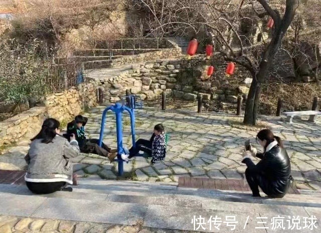 乒坛|感动!王楠带娃回农村老家,儿女偶遇国旗连忙敬礼,强烈爱国之情