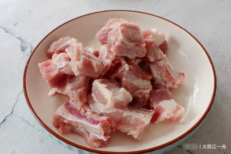 炖排骨,切忌不要直接焯水,否则又柴又腥不好吃,正确做法是这样