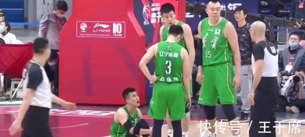 对骂|CBA冲突不断,两位名帅场边对骂,辽粤3人被驱逐,胡明轩垫脚争议