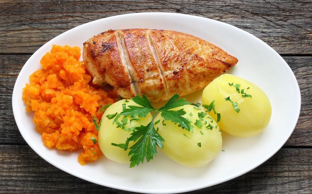 优质蛋白|想成为一位肌肉型男，你需要怎么做？从吃、睡、练三个方面入手