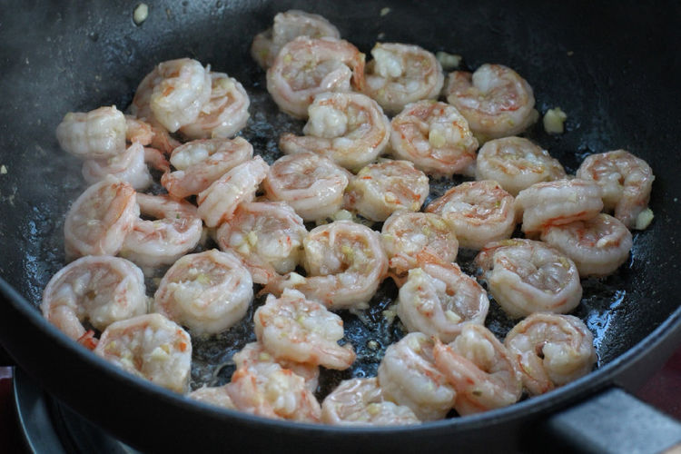 小技巧|掌握三个小技巧，教你一道美味的虾仁做法，学会做给家人吃