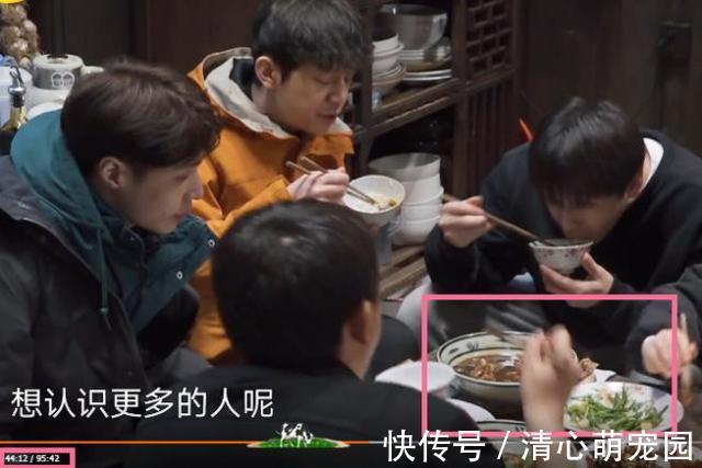 向往5穿幫：桌上的菜一會(huì)兒空盤一會(huì)兒滿，用了霍格沃茨的餐桌嗎