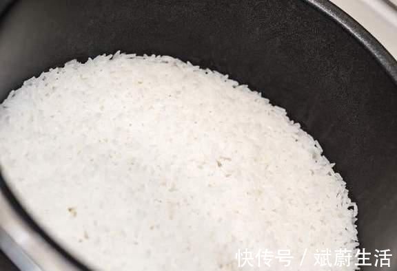 大米|蒸米饭只会加水?难怪不好吃,分享3个技巧,粒粒分明香喷喷的