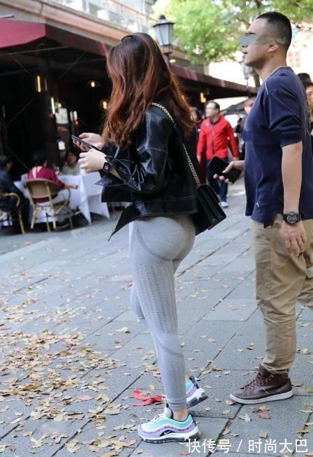 牛仔裤 穿着卡其色，时尚而老成，充满高级感