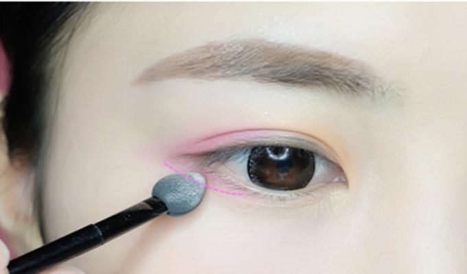 粉粉嫩嫩的桃花妆这样画，洋溢着暖春的气息，温柔又带点小妩媚