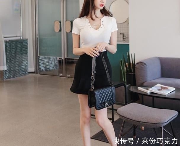 黑色的半身裙,端庄优雅显气质,更增添了成熟女人韵味