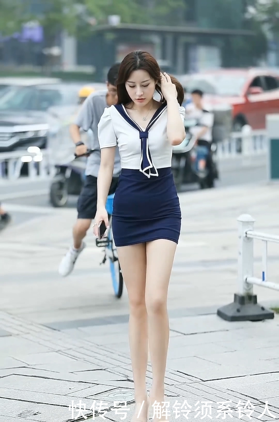 清纯可爱的小姐姐,穿jk制服太减龄,满足你的少女心