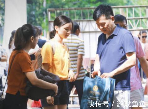 快递小哥|大学生网购收件名多“搞笑”？快递小哥看后不敢叫，网友直呼有才