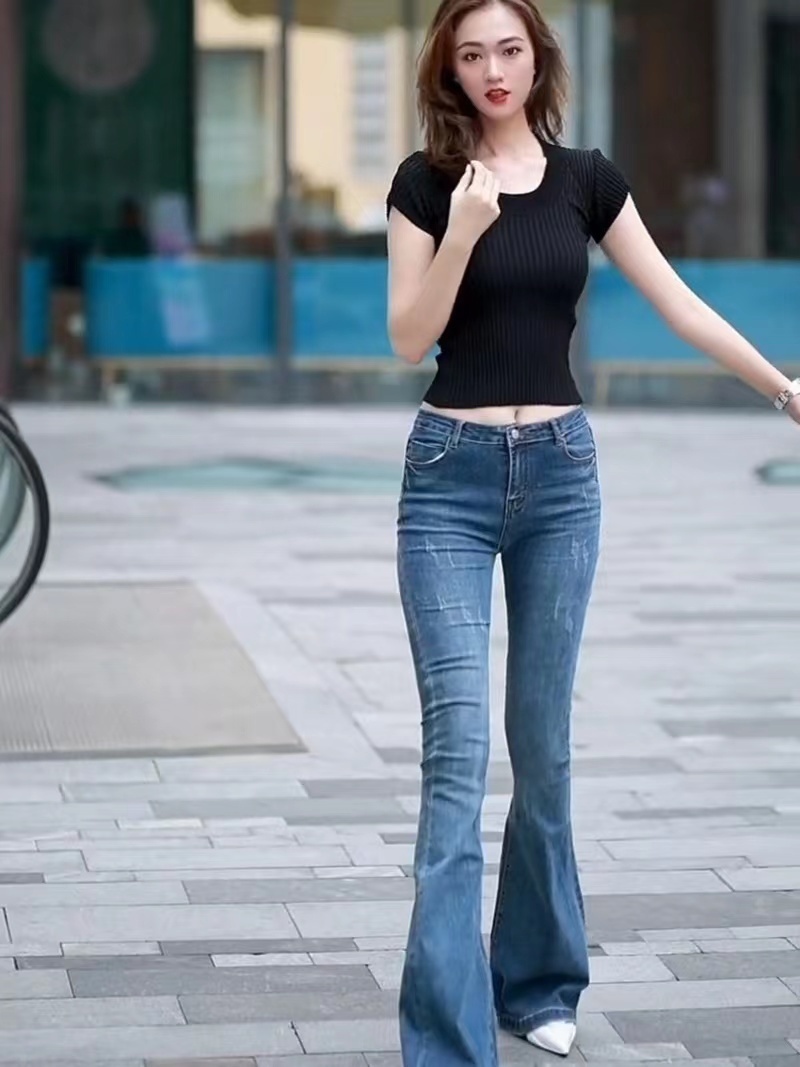 修身 靓丽小姐姐修身牛仔裤,这样穿搭清爽显身材,优雅迷人充满青春活力!