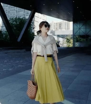 运动鞋 脱掉你的运动鞋吧,今年流行这3种平底鞋,五十多岁女人穿好时髦