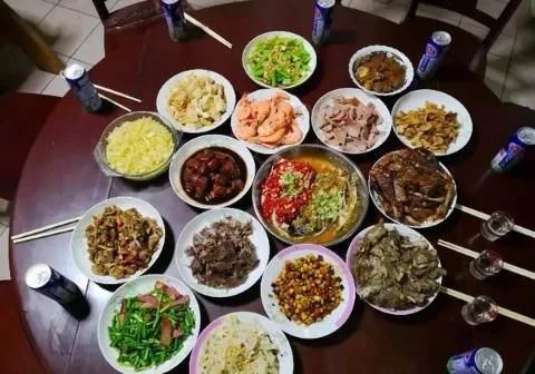 实拍15个普通家庭的年夜饭，比比谁家的年味最浓