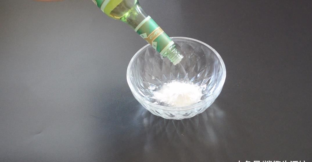 小苏打|不管马桶多黄多脏, 只需倒一碗它进去, 马桶一冲立马变干净