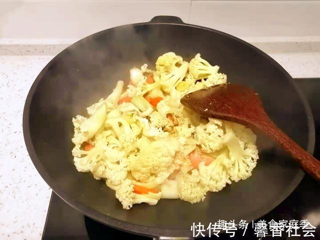 晚餐|晚餐菜花这样做，色泽金黄不发黑，营养均衡，上桌就被孩子抢光了
