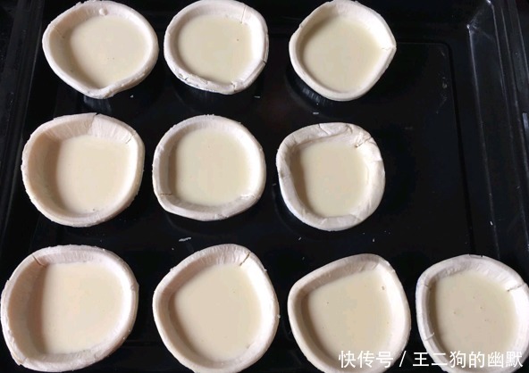 做蛋挞的时候加上一个火龙果,不仅颜值高,味道也很好