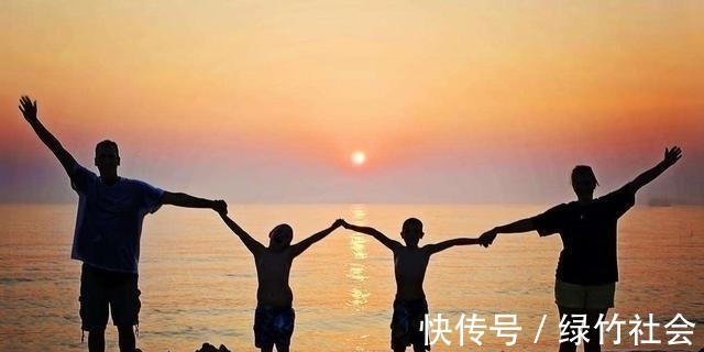 瑜伽|妈妈倒立练瑜伽,1岁宝宝笑着跑过来,做出的行为让人哭笑不得!